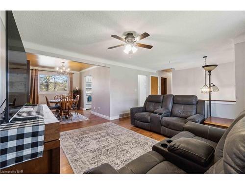 883 Ridge Rd N Road, Ridgeway, ON - Indoor Photo Showing Living Room