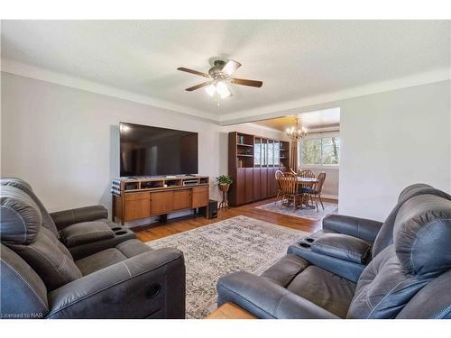 883 Ridge Rd N Road, Ridgeway, ON - Indoor Photo Showing Living Room