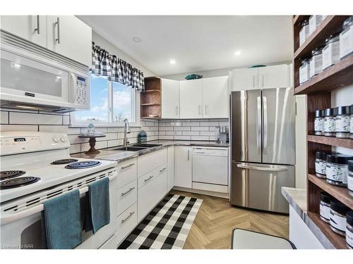 883 Ridge Rd N Road, Ridgeway, ON - Indoor Photo Showing Kitchen With Double Sink