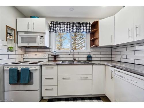 883 Ridge Rd N Road, Ridgeway, ON - Indoor Photo Showing Kitchen With Double Sink