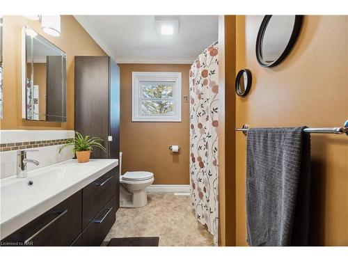 883 Ridge Rd N Road, Ridgeway, ON - Indoor Photo Showing Bathroom