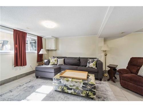 883 Ridge Rd N Road, Ridgeway, ON - Indoor Photo Showing Living Room