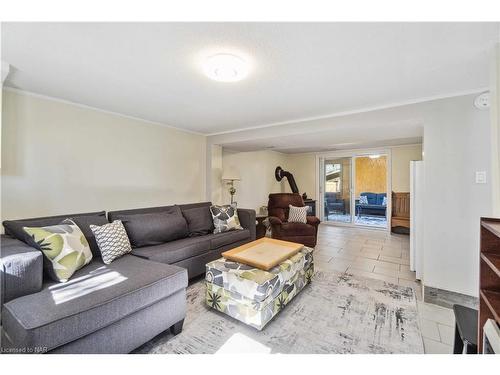 883 Ridge Rd N Road, Ridgeway, ON - Indoor Photo Showing Living Room