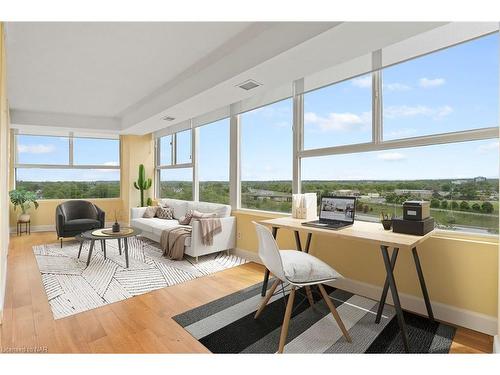 504-7 Gale Crescent, St. Catharines, ON - Indoor Photo Showing Living Room