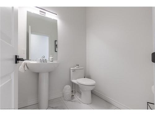 10 Lindsay Way, Grimsby, ON - Indoor Photo Showing Bathroom