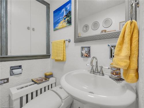 6 Highland Gardens, Welland, ON - Indoor Photo Showing Bathroom
