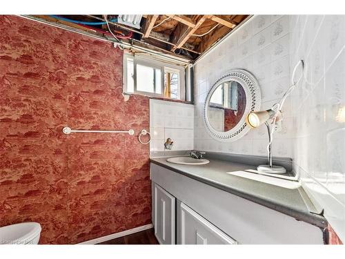 303 Grantham Avenue, St. Catharines, ON - Indoor Photo Showing Bathroom