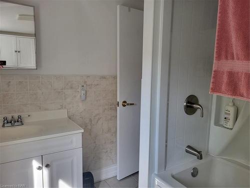 380 Washington Road, Fort Erie, ON - Indoor Photo Showing Bathroom