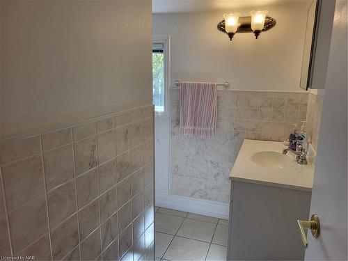 380 Washington Road, Fort Erie, ON - Indoor Photo Showing Bathroom