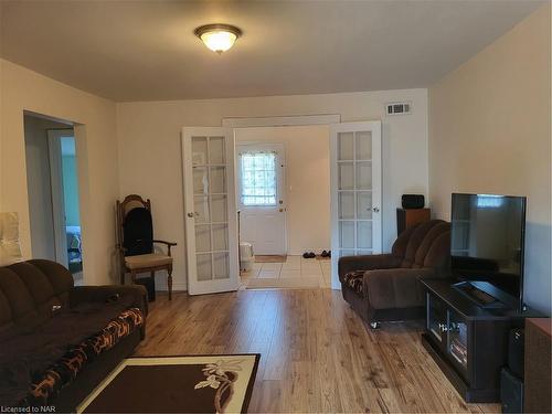 380 Washington Road, Fort Erie, ON - Indoor Photo Showing Living Room
