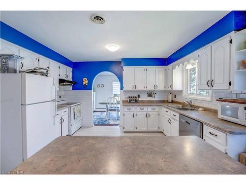 176 Loyalist Drive, Welland, ON - Indoor Photo Showing Kitchen With Double Sink