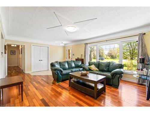 462 Lyons Creek Road, Welland, ON - Indoor Photo Showing Living Room