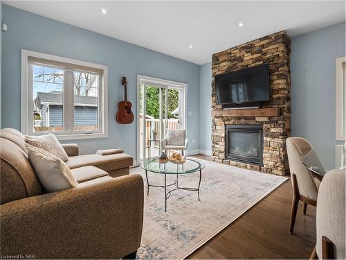 91 Main Street, St. Catharines, ON - Indoor Photo Showing Living Room With Fireplace