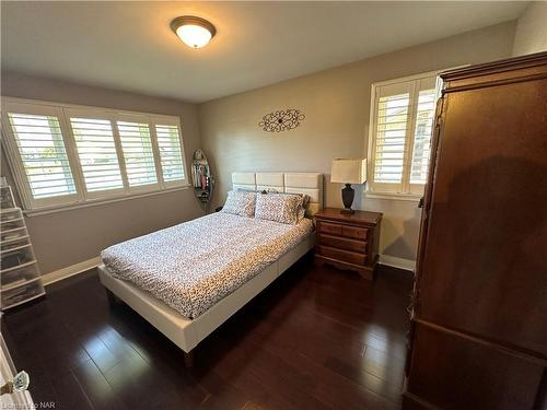 6040 Clare Crescent, Niagara Falls, ON - Indoor Photo Showing Bedroom