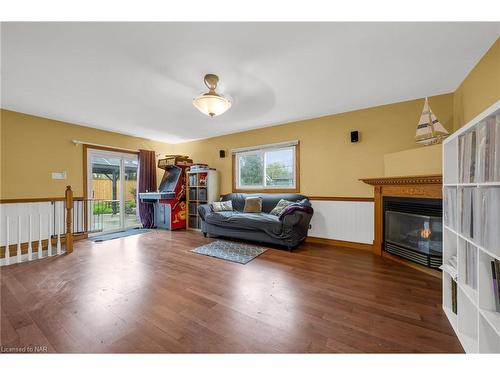 25 Overholt Street, St. Catharines, ON - Indoor Photo Showing Living Room