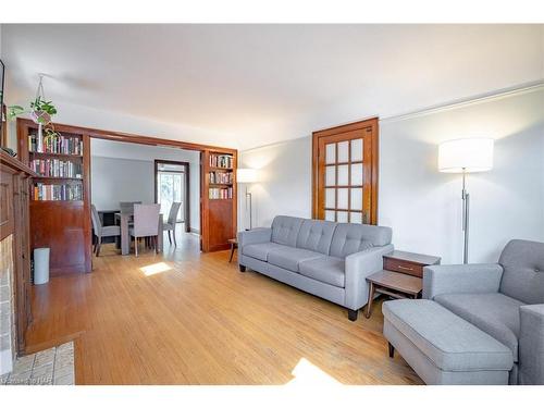 55 Maple Street, St. Catharines, ON - Indoor Photo Showing Living Room