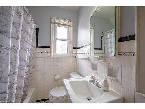 55 Maple Street, St. Catharines, ON - Indoor Photo Showing Bathroom