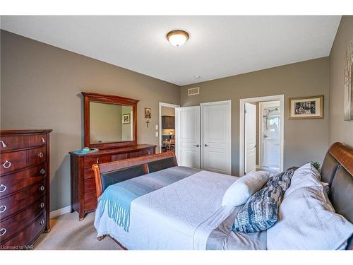 4-5490 Prince Edward Avenue, Niagara Falls, ON - Indoor Photo Showing Bedroom