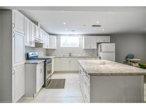 4-5490 Prince Edward Avenue, Niagara Falls, ON - Indoor Photo Showing Kitchen