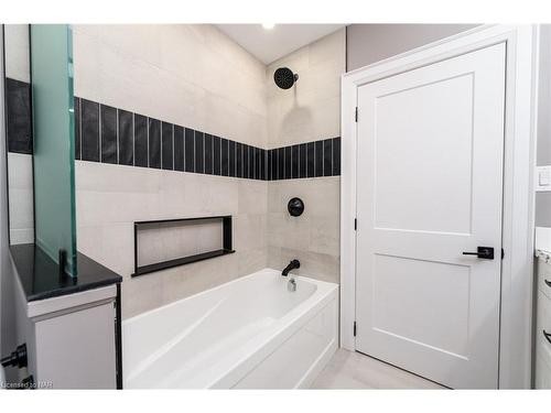 714 Carlton Street, Niagara-On-The-Lake, ON - Indoor Photo Showing Bathroom