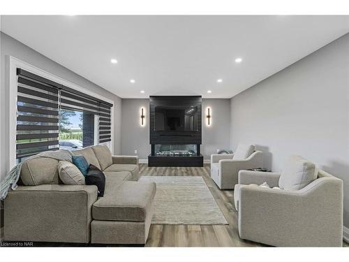 714 Carlton Street, Niagara-On-The-Lake, ON - Indoor Photo Showing Living Room