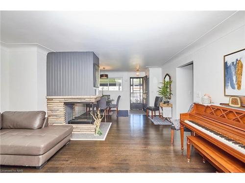 4503 Maplewood Avenue, Niagara Falls, ON - Indoor Photo Showing Living Room