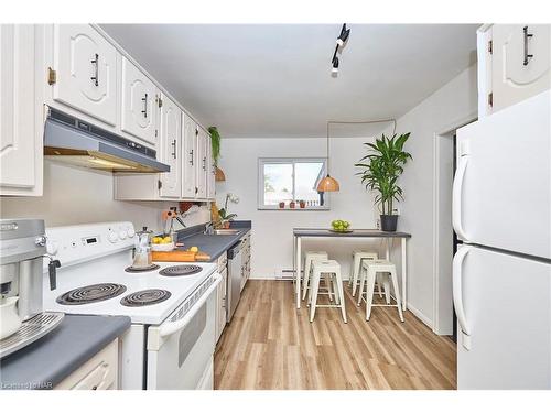 4503 Maplewood Avenue, Niagara Falls, ON - Indoor Photo Showing Kitchen