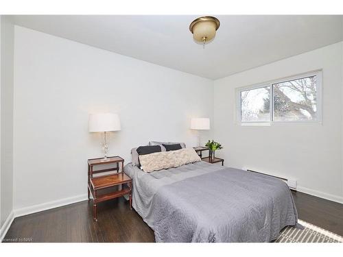 4503 Maplewood Avenue, Niagara Falls, ON - Indoor Photo Showing Bedroom