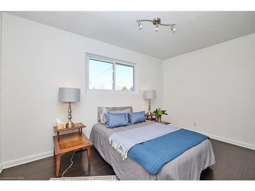 4503 Maplewood Avenue, Niagara Falls, ON - Indoor Photo Showing Bedroom