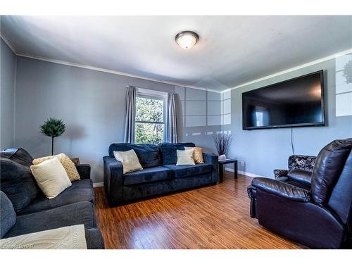 813 Foss Road, Fenwick, ON - Indoor Photo Showing Living Room