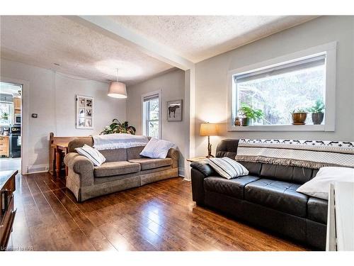 4 Church Hill, Fonthill, ON - Indoor Photo Showing Living Room