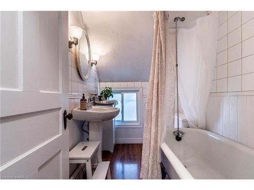 4 Church Hill, Fonthill, ON - Indoor Photo Showing Bathroom