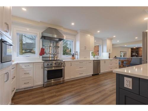 22 Deerpark Crescent, Fonthill, ON - Indoor Photo Showing Kitchen With Stainless Steel Kitchen With Upgraded Kitchen