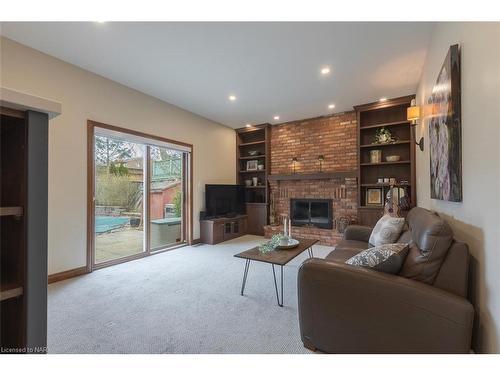22 Deerpark Crescent, Fonthill, ON - Indoor Photo Showing Living Room With Fireplace