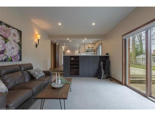 22 Deerpark Crescent, Fonthill, ON - Indoor Photo Showing Living Room