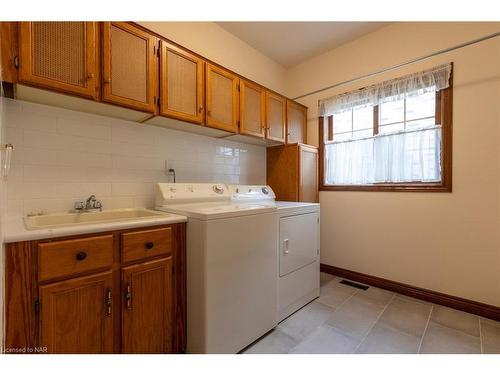22 Deerpark Crescent, Fonthill, ON - Indoor Photo Showing Laundry Room
