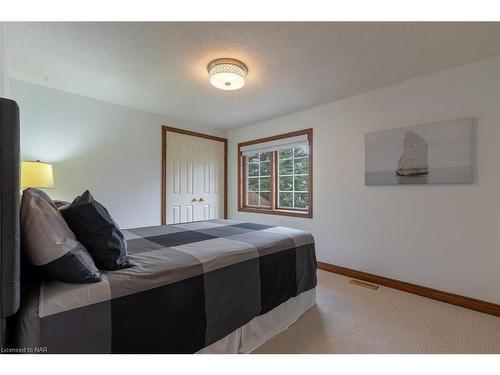22 Deerpark Crescent, Fonthill, ON - Indoor Photo Showing Bedroom