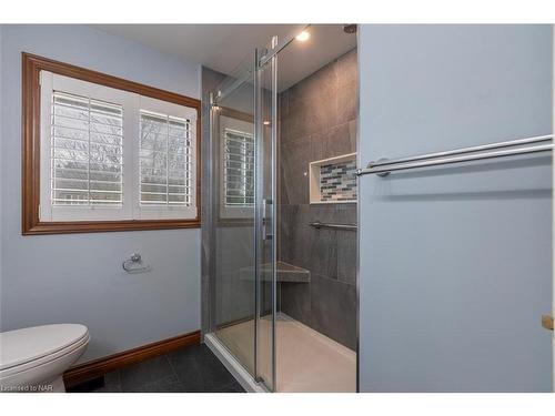 22 Deerpark Crescent, Fonthill, ON - Indoor Photo Showing Bathroom