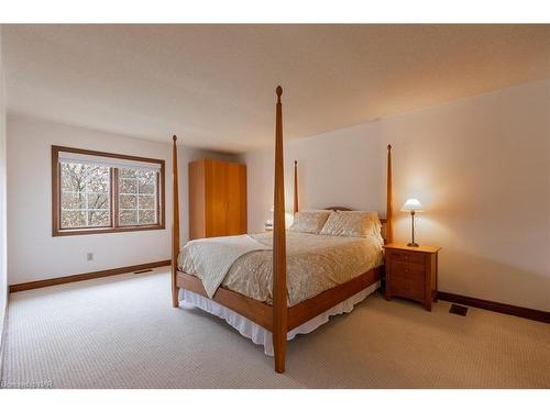 22 Deerpark Crescent, Fonthill, ON - Indoor Photo Showing Bedroom