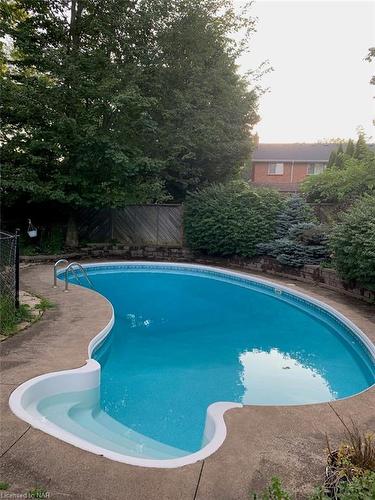 22 Deerpark Crescent, Fonthill, ON - Outdoor With In Ground Pool With Backyard