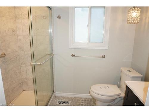 25 Lillian Street, Fort Erie, ON - Indoor Photo Showing Bathroom