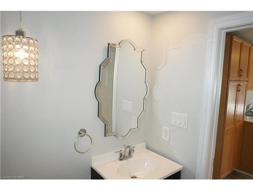 25 Lillian Street, Fort Erie, ON - Indoor Photo Showing Bathroom