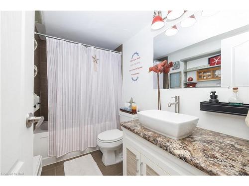 804-6400 Huggins Street, Niagara Falls, ON - Indoor Photo Showing Bathroom