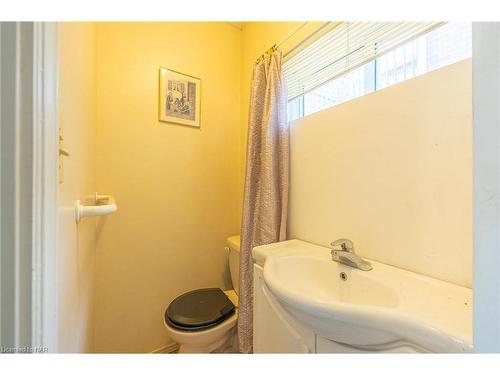 86 Feeder Lane, Dunnville, ON - Indoor Photo Showing Bathroom