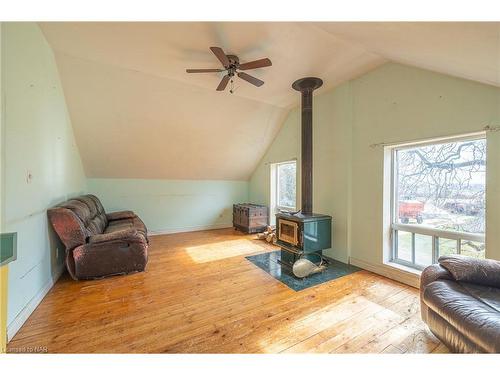 86 Feeder Lane, Dunnville, ON - Indoor Photo Showing Living Room