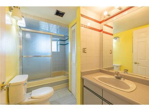 86 Feeder Lane, Dunnville, ON - Indoor Photo Showing Bathroom