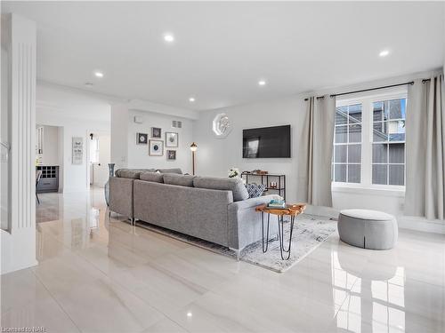 616 Lakeshore Road, Fort Erie, ON - Indoor Photo Showing Living Room