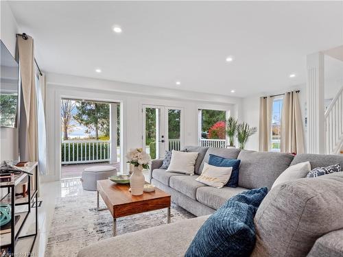 616 Lakeshore Road, Fort Erie, ON - Indoor Photo Showing Living Room