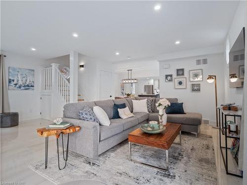 616 Lakeshore Road, Fort Erie, ON - Indoor Photo Showing Living Room