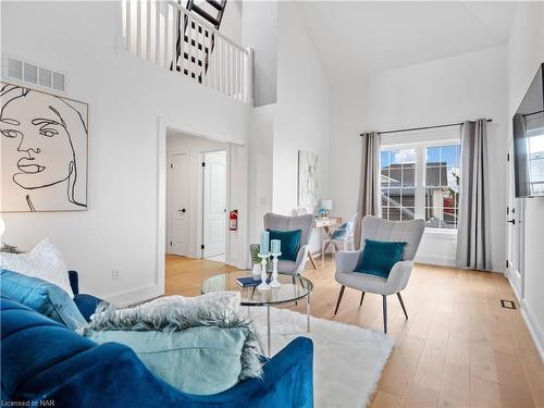 616 Lakeshore Road, Fort Erie, ON - Indoor Photo Showing Living Room